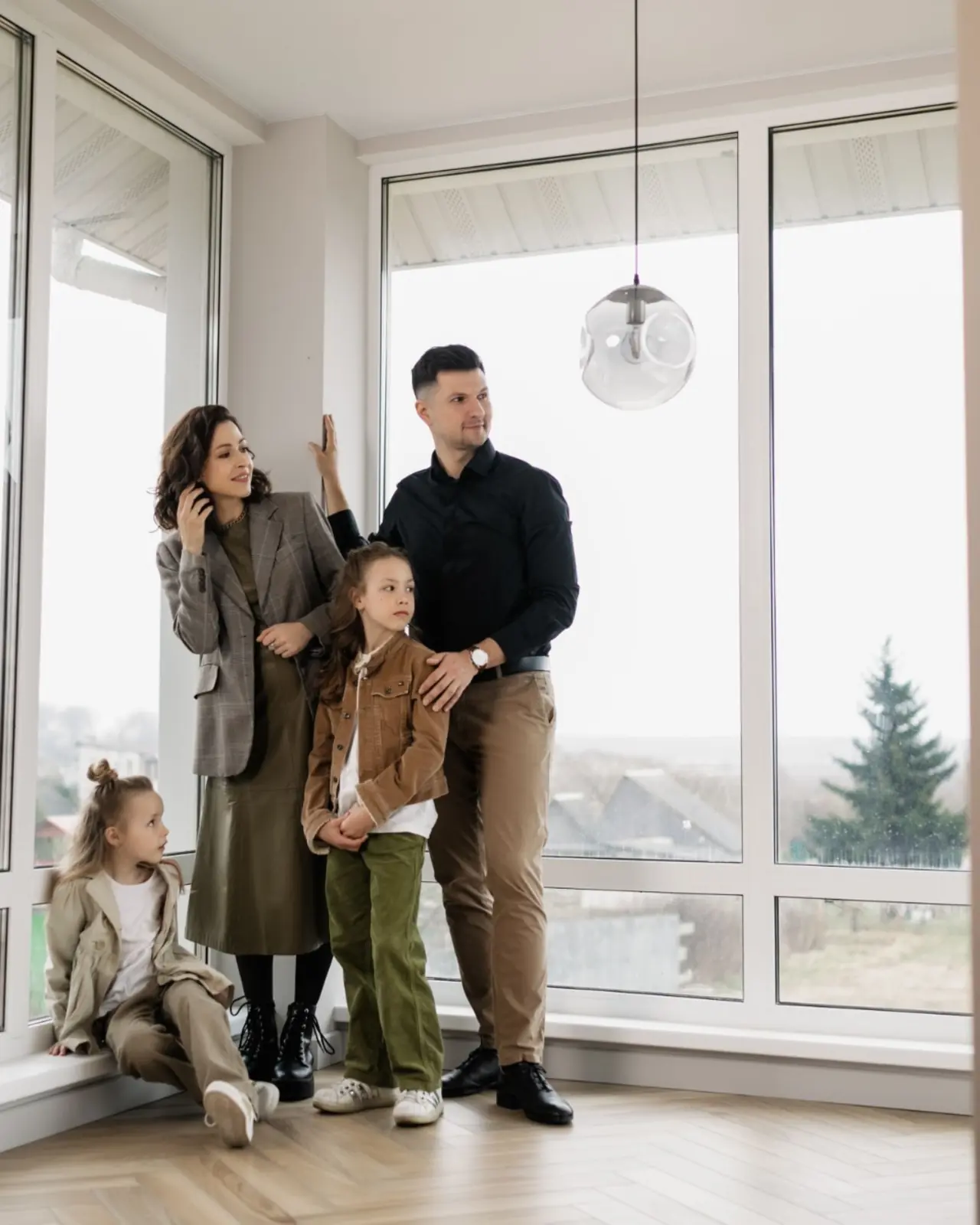 Familie am Fenster ihres Zuhauses